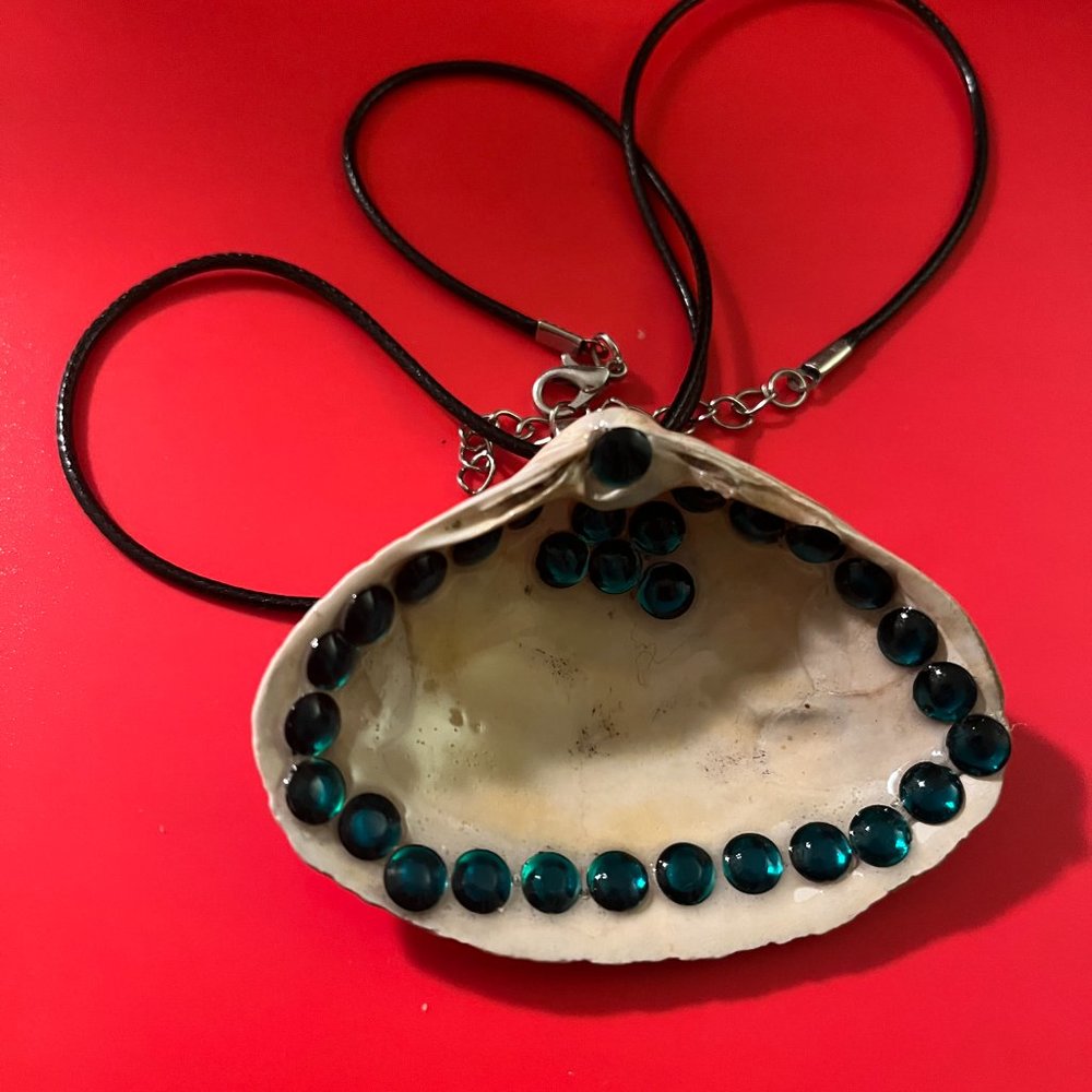 Rhinestone Seashell Hand Design - Picture 10 of 16